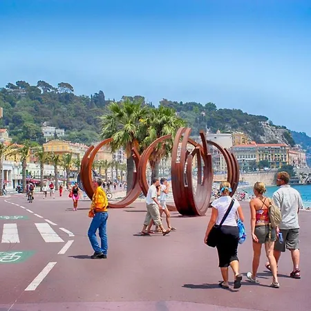 - Kitchen - Wifi - Air Conditioning - Center - Tram